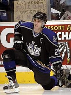 Luc Robitaille pays tribute to ”toughest defender he faced,” leaving fans  with the chills